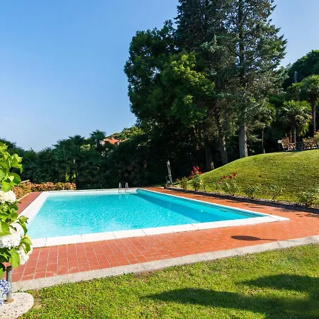 With Terrace And Stunning View Сasa de vacaciones *