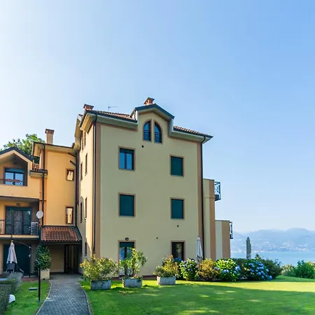 With Terrace And Stunning View 斯特雷萨