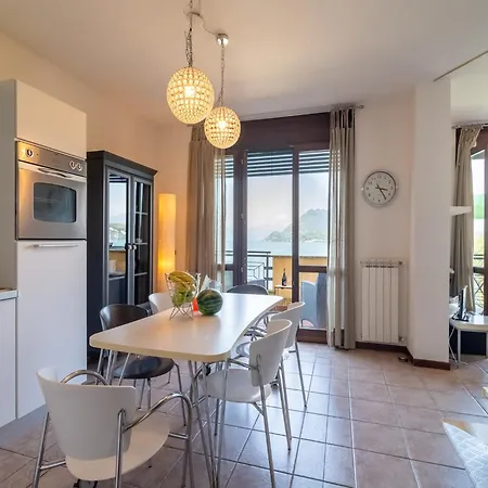 度假居 With Terrace And Stunning View 斯特雷萨