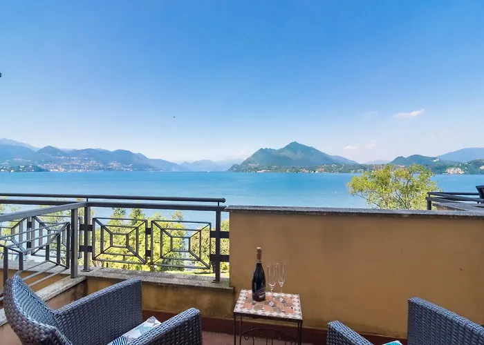 With Terrace And Stunning View Semesterbostad Stresa